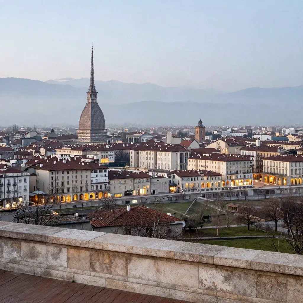 Torino immersa nella nebbia blu, con la Mole alta sullo sfondo e colline lontane.